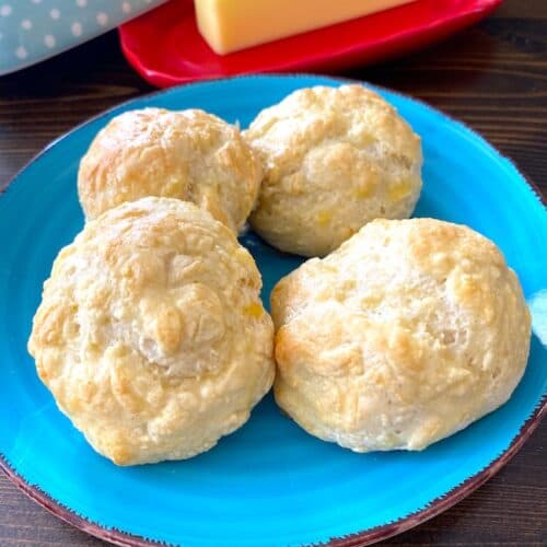plate of dinner rolls
