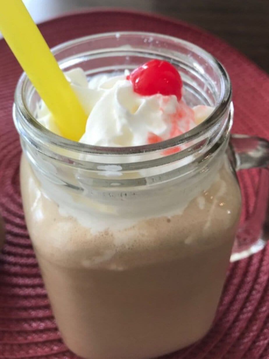 coffee smoothie in a mason jar with a handle